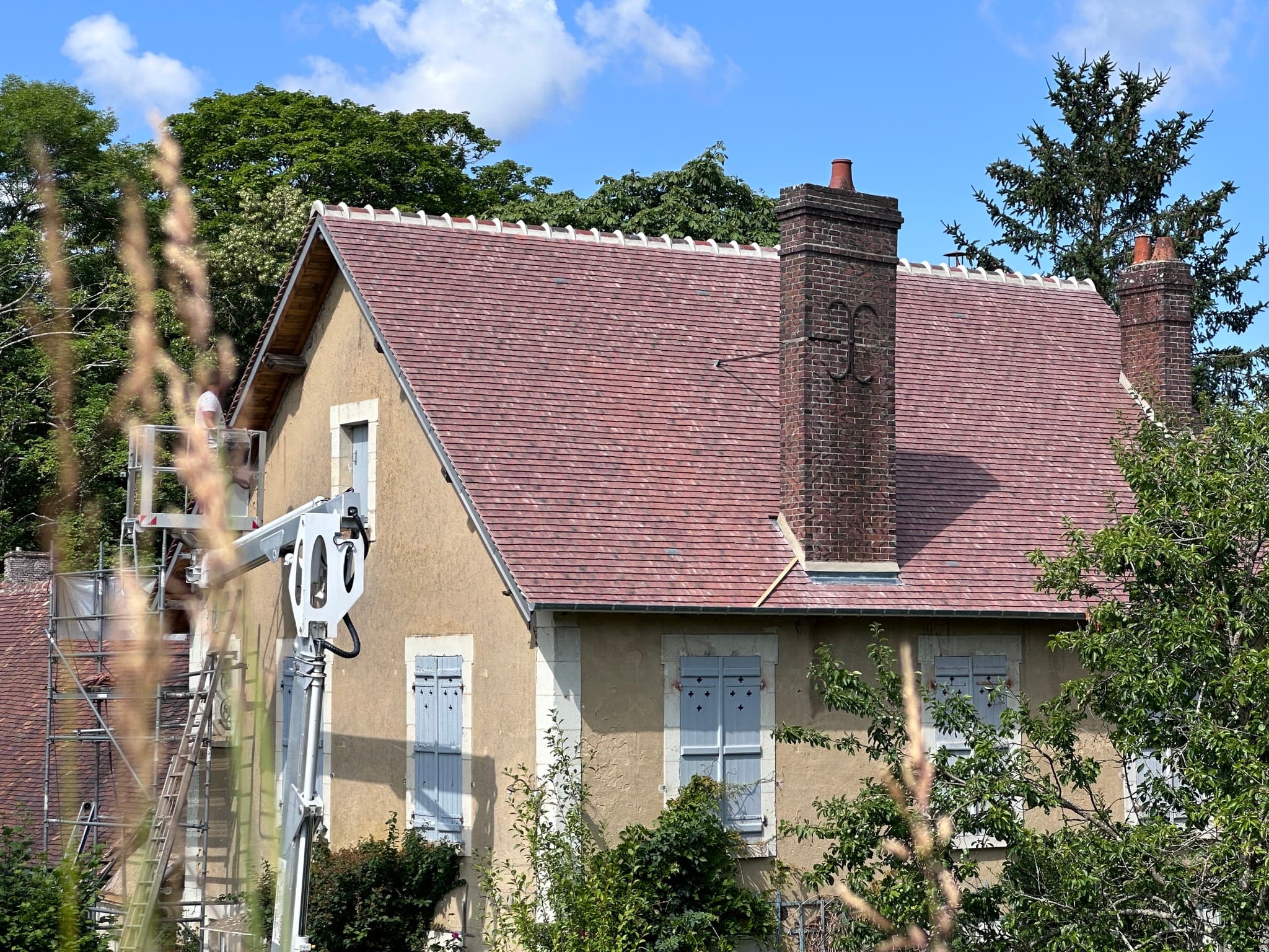 restauration d’une couverture à Nogent-le-Rotrou (28400). Pour ce chantier, nous avons utilisé des tuiles neuves ALEONARD SAINT VINCENT 16 x 27, garantissant à la fois esthétique et durabilité.