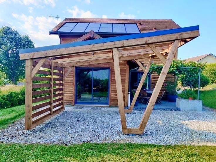 Photo d'un toit ayant des panneaux photovoltaïques