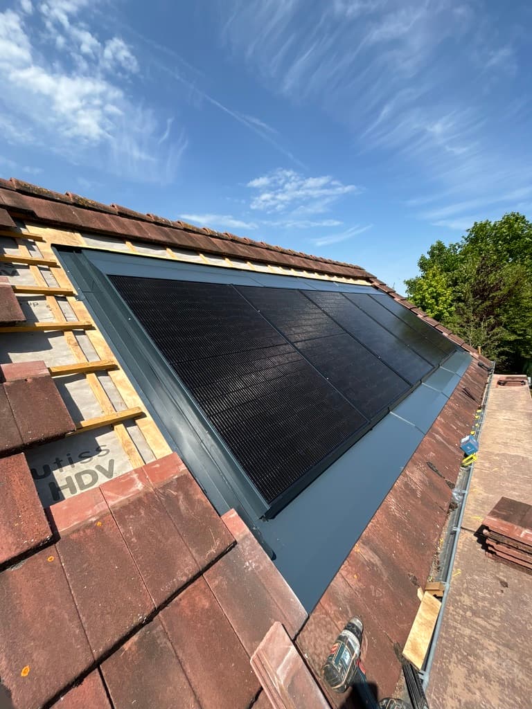 installation de panneau photovoltaïque sur une toiture en tuile
