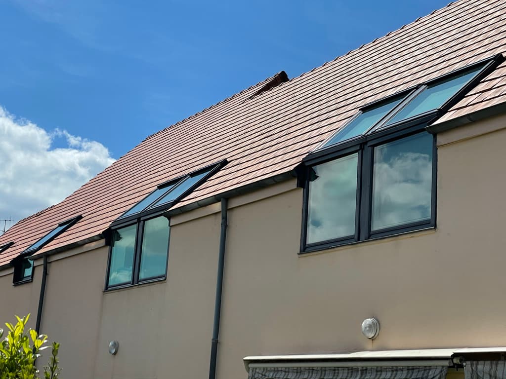 Photo d'un toit avec trois velux neufs