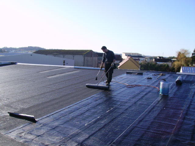 Rénovation d'une toiture plate en bitume par nos spécialistes couvreurs - Nogent le Rotrou, Nocé, Bellême, Chartres, Le Mans - Eure et Loir - Sarthe - Orne - Perche