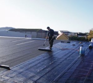 La création d'une toiture plate demande au niveau de l'étanchéité de la membrane étanche (EPDM ou bitume) une attention particulière de nos étancheurs intervenant aux alentours de La Ferté-Bernard en Sarthe entre Nogent-le-Rotrou et Vibraye